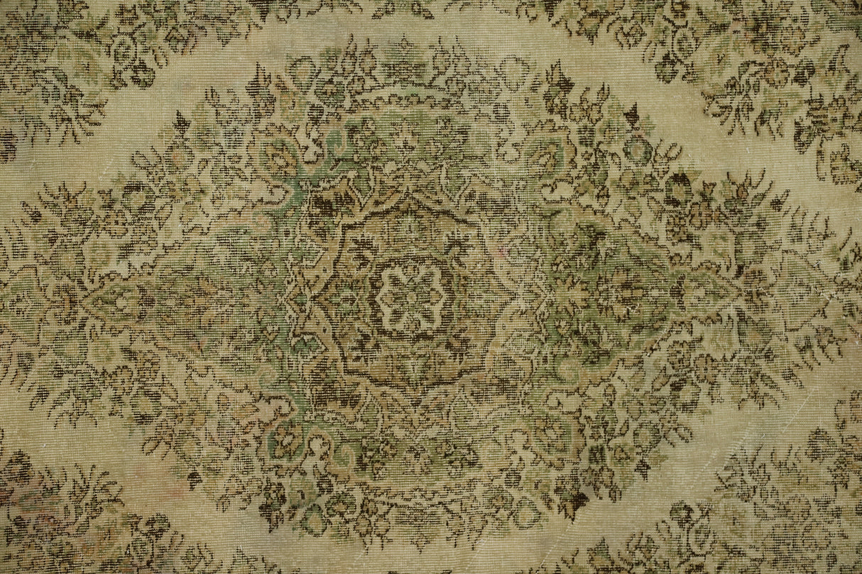 Atabey / 5x9 Oriental Wool Area Rug Close Up