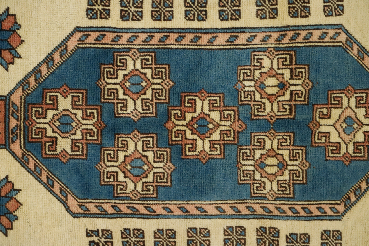 Atarlar / 6x9 Vintage Pink Turkish Area Rug Close Up