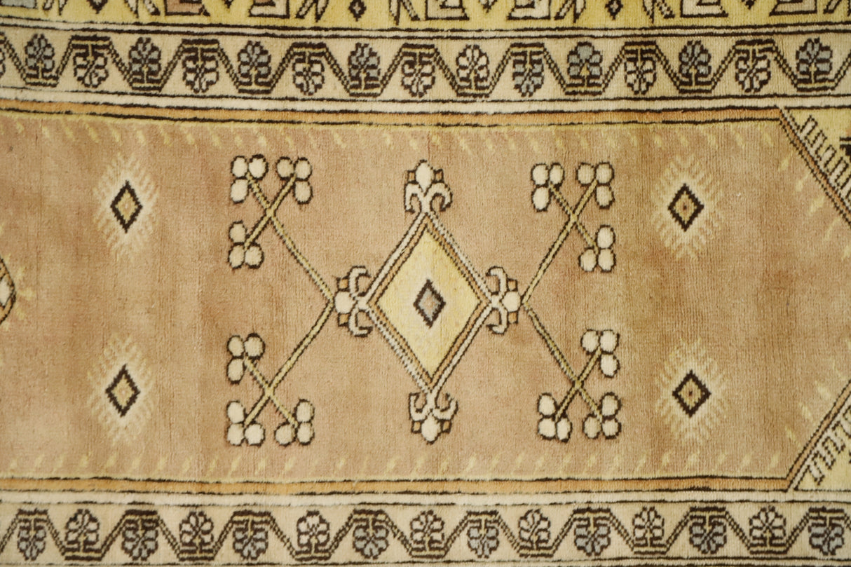 Bozyer / 4x6 Muted Vintage Wool Area Rug Close Up