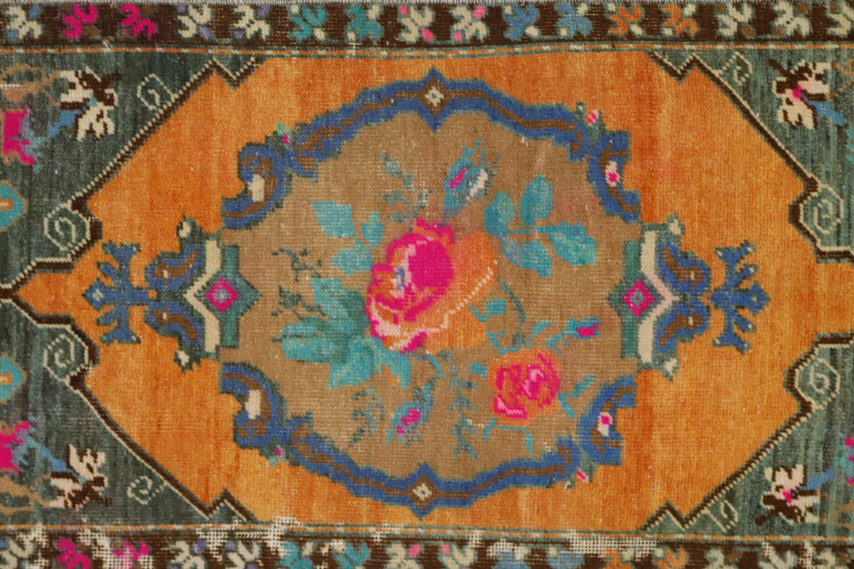 Deregumu / 1x3 Floral Vintage Turkish Rug Close Up