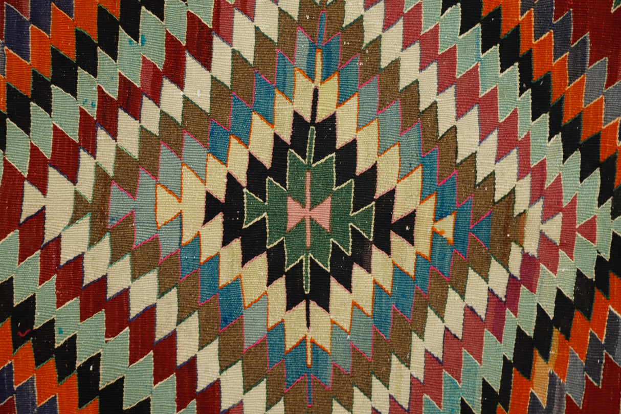 Esenli / 5x9 Bohemian Wool Tribal Kilim Rug Close Up