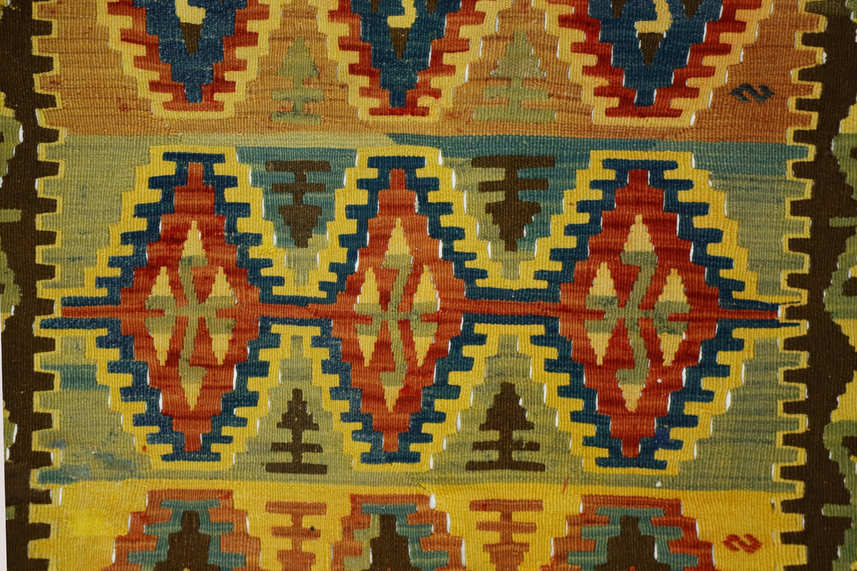 Guzelyurt / 5x9 Boho Wool Vintage Rug Back Close Up