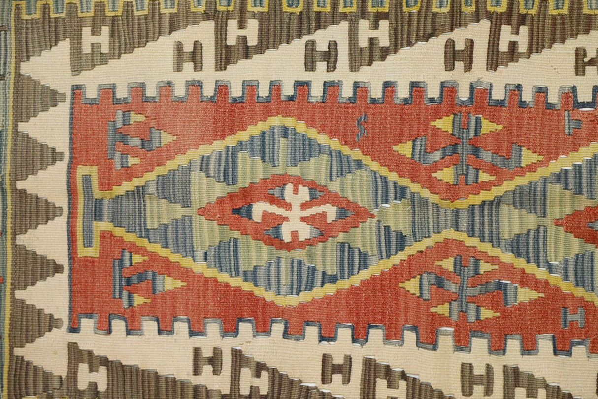 Helvadere / 3x5 Vintage Turkish Area Kilim Rug Close Up