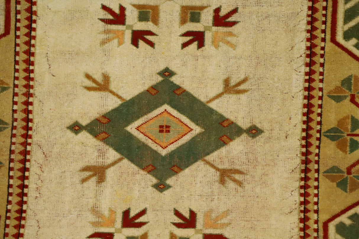 Kandak / 6x9 Muted Vintage Turkish Area Rug Close Up