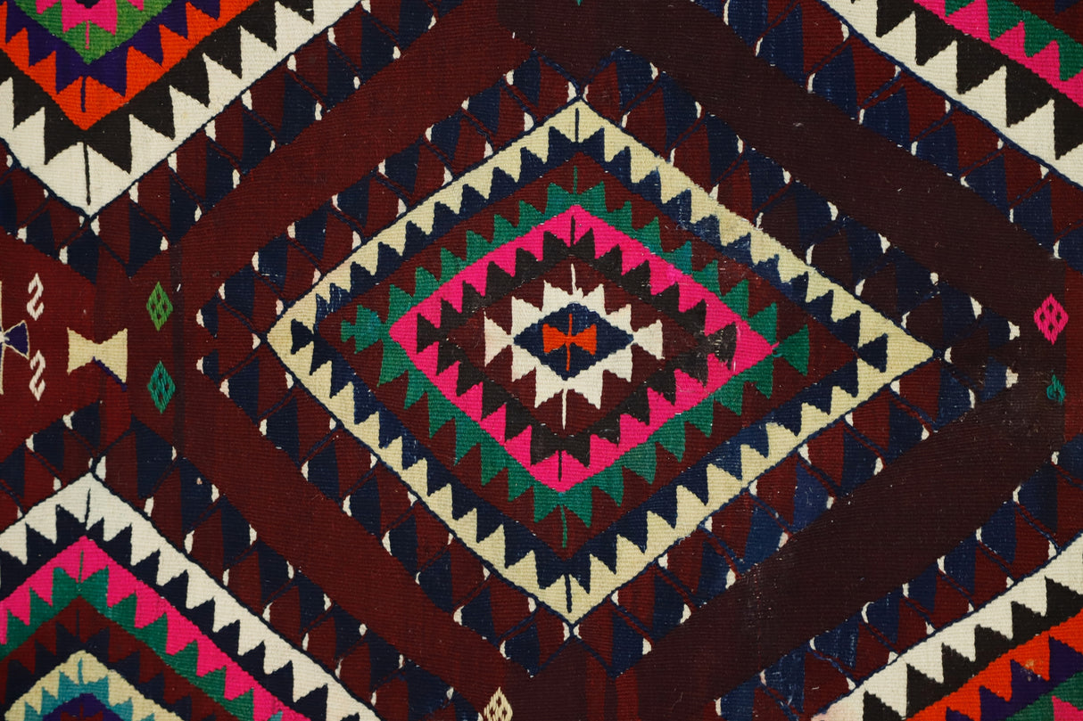 Karakece / 5x8 Red Vintage Anatolian Kilim Close Up