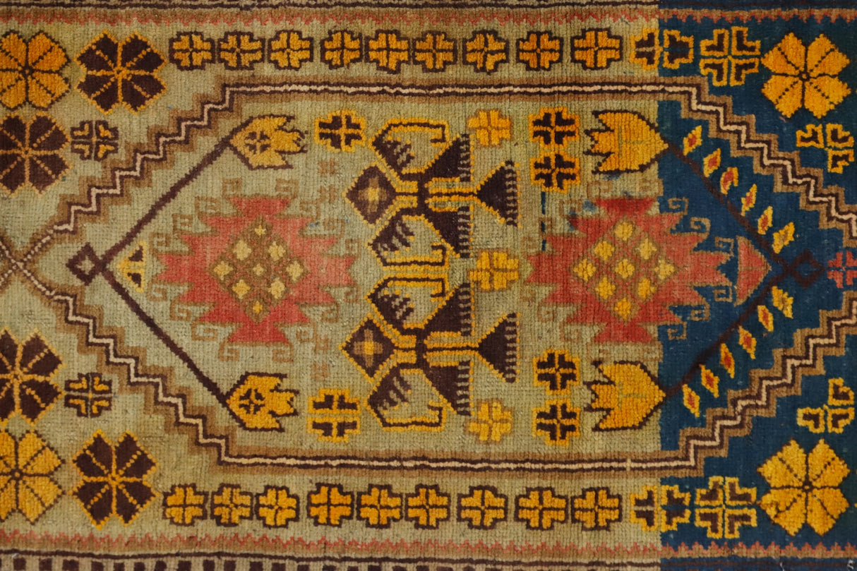 Sarayhan / 1x4 Vintage Handmade Turkish Area Rug Close Up