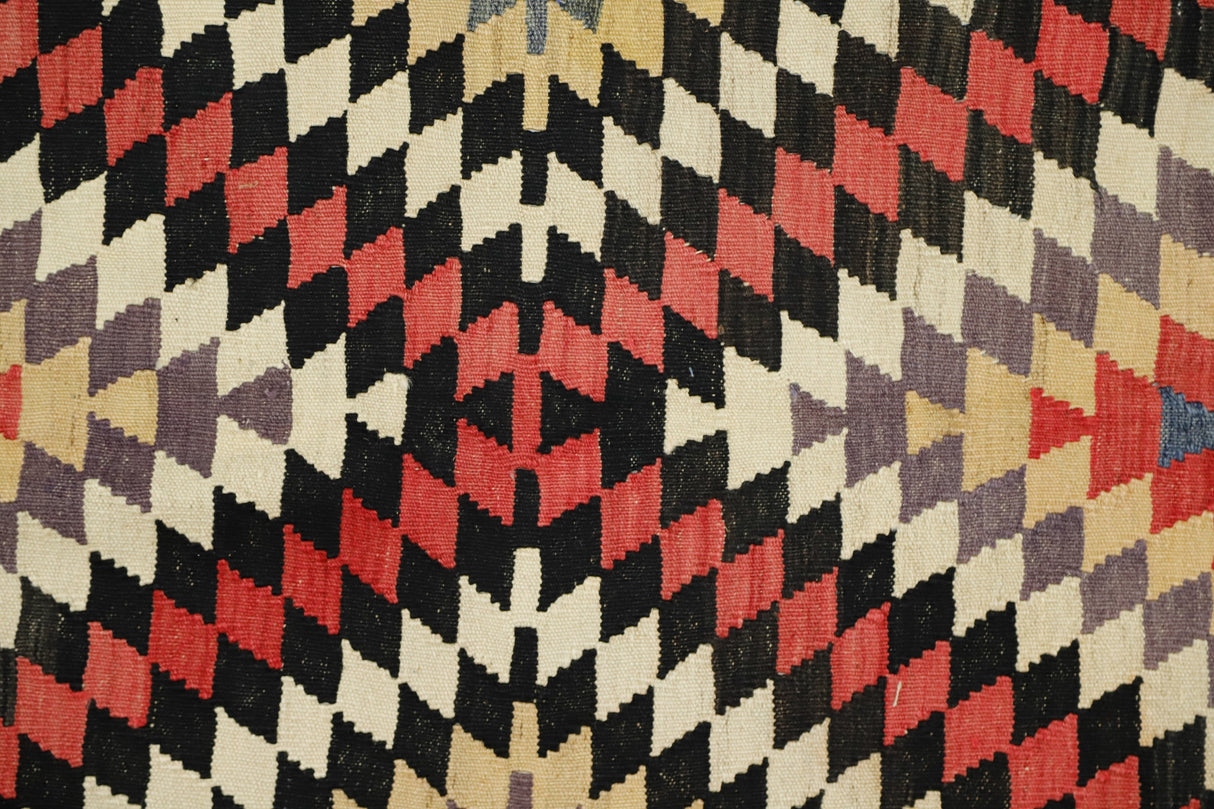 Selviler / 5x8 Rustic Vintage Area Kilim Rug Close Up