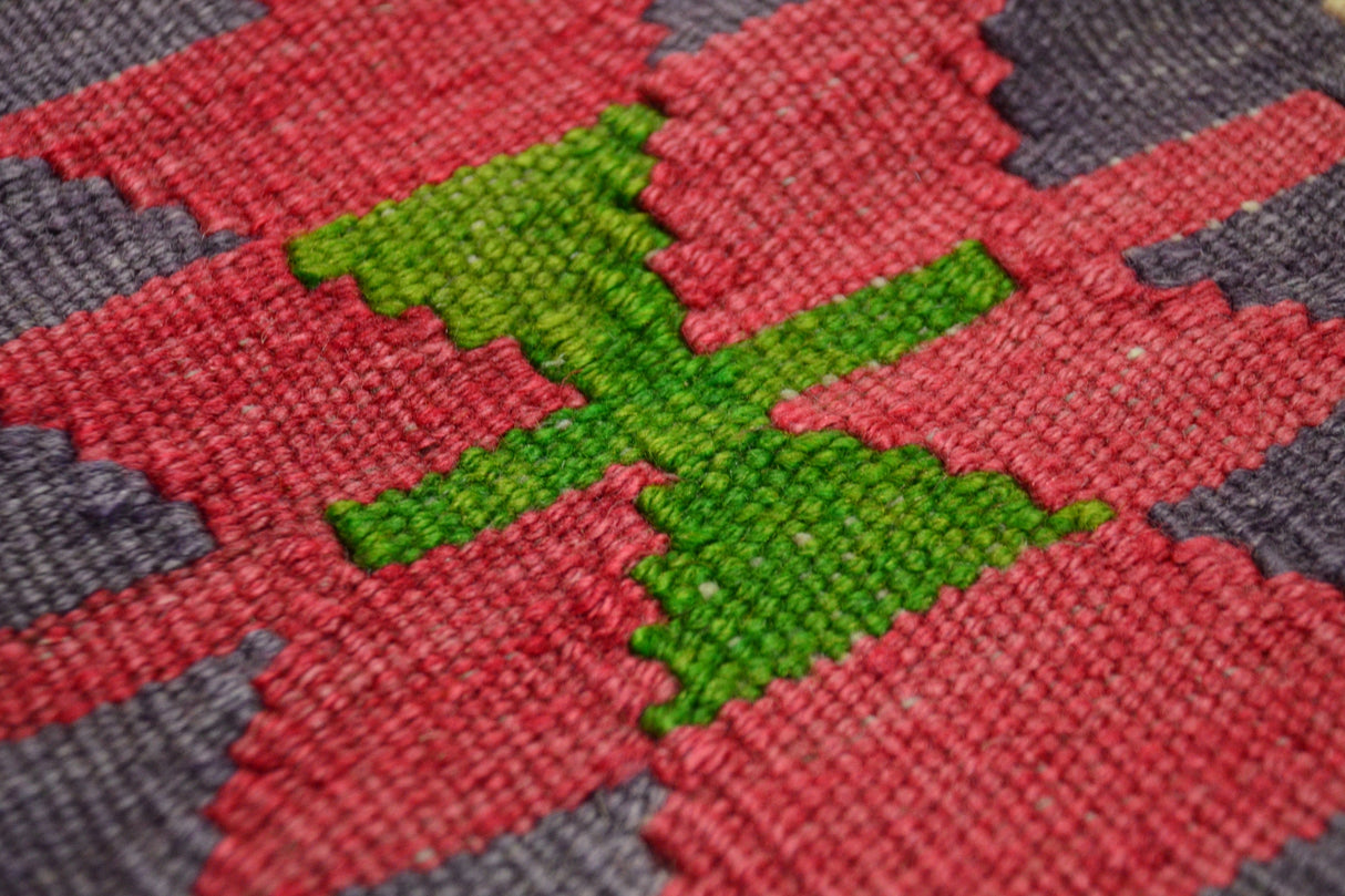 Selviler / 5x8 Rustic Vintage Area Kilim Rug Detail