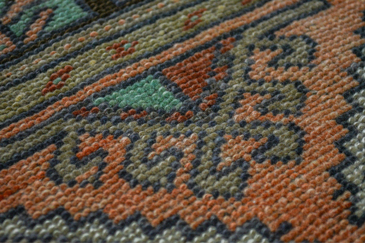 Sultanhan / 1x3 Wool Vintage Turkish Rug Detail