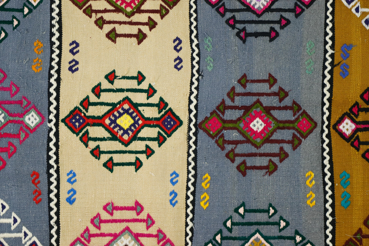 Turfullar / 3x7 Vintage Handmade Tribal Kilim Rug Close Up