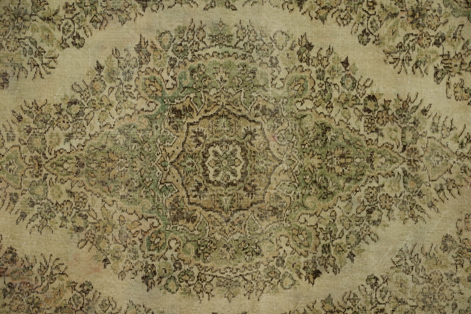 Atabey / 5x9 Oriental Wool Area Rug Close Up