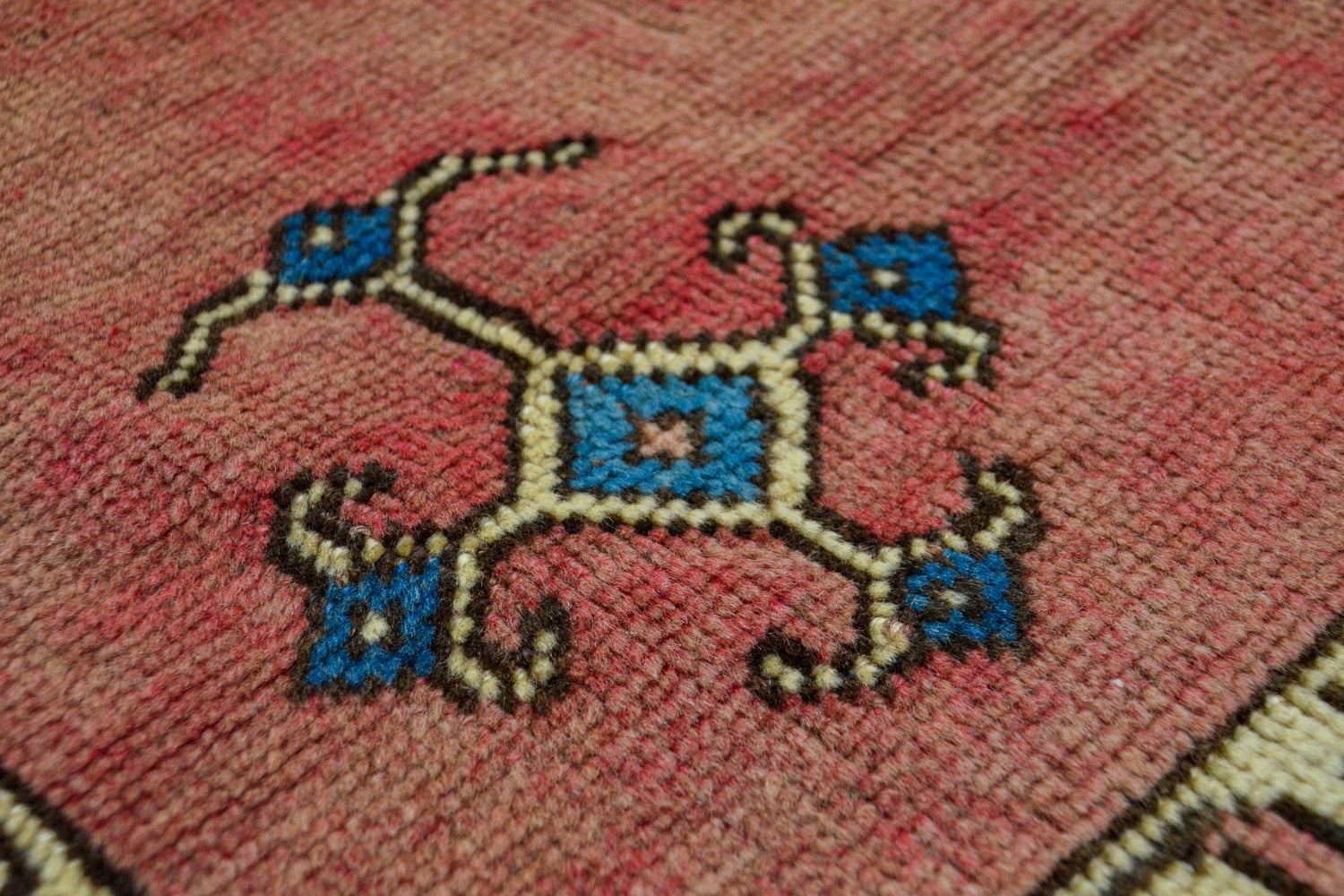 Atarlar / 6x9 Vintage Pink Turkish Area Rug Detail