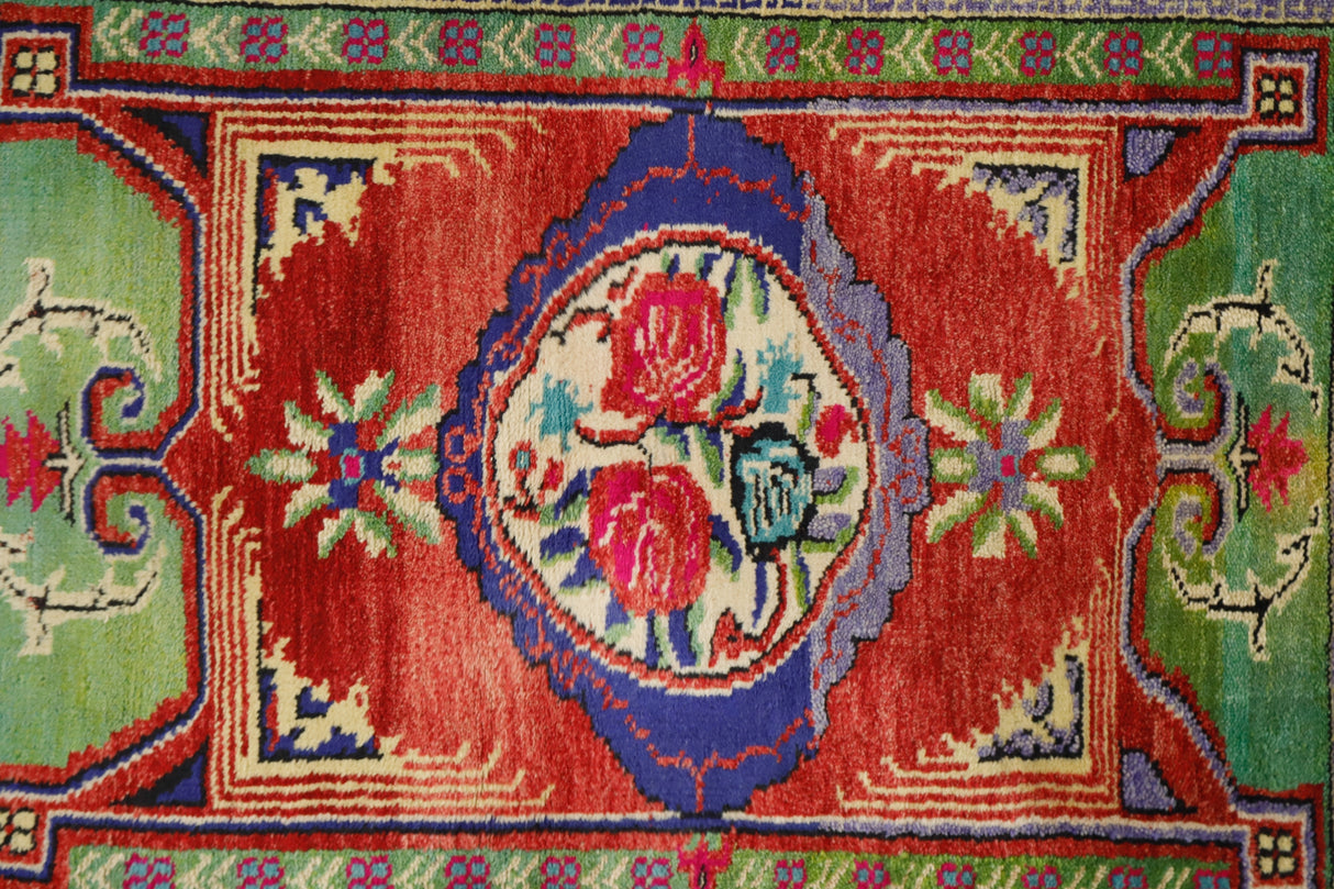 Bozen / 2x3 Vintage Floral Handmade Area Rug Close Up