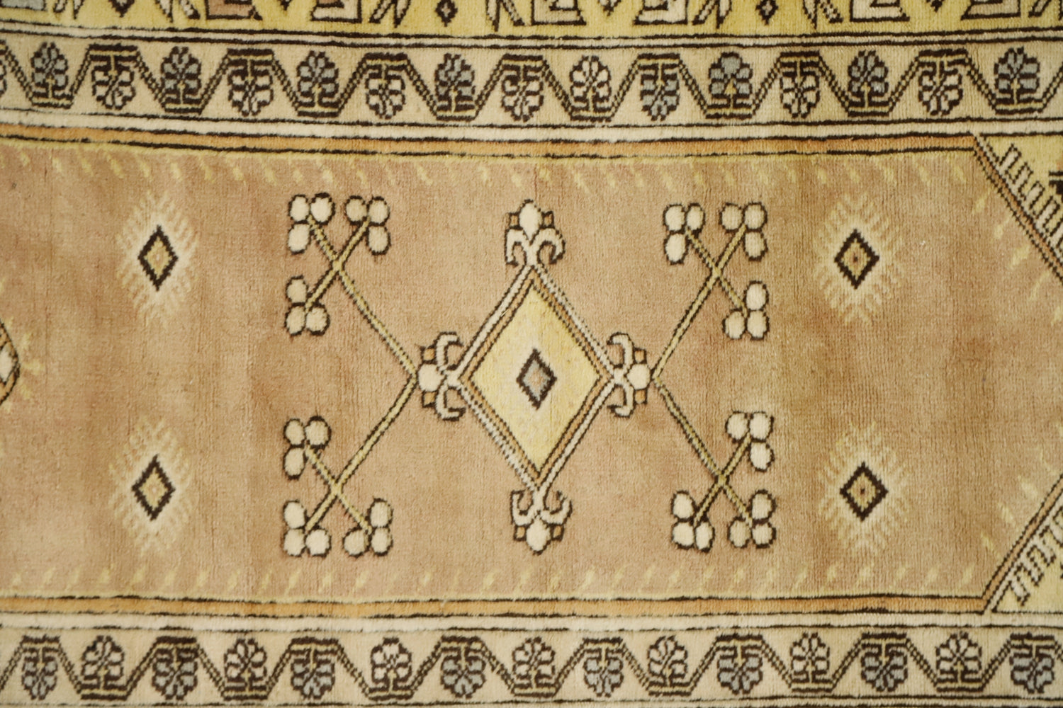 Bozyer / 4x6 Muted Vintage Wool Area Rug Close Up