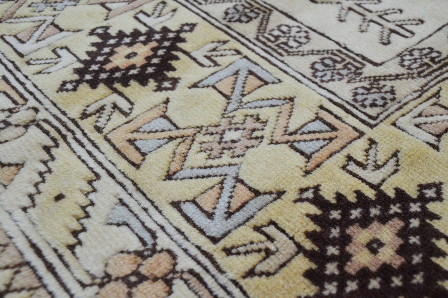 Bozyer / 4x6 Muted Vintage Wool Area Rug Detail