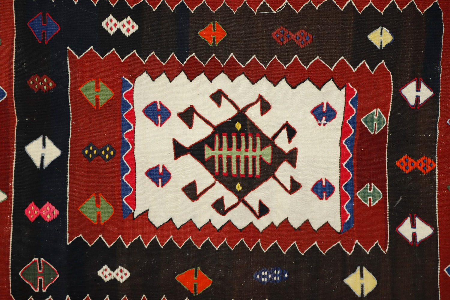 Davutlar / 4x5 Vintage Bohemian Kilim Rug Close Up