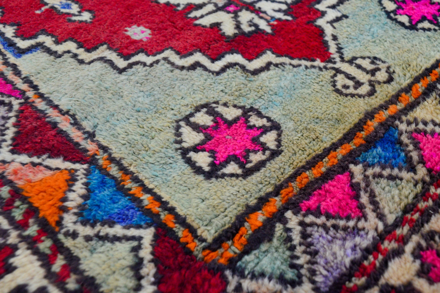 Dedeburnu / 2x4 Old Handmade Tribal Prayer Rug Detail