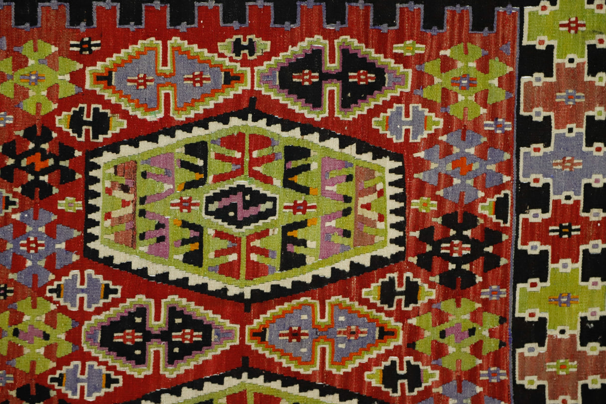 Eskisaray / 5x10 Vintage Oriental Wool Kilim Rug Close Up