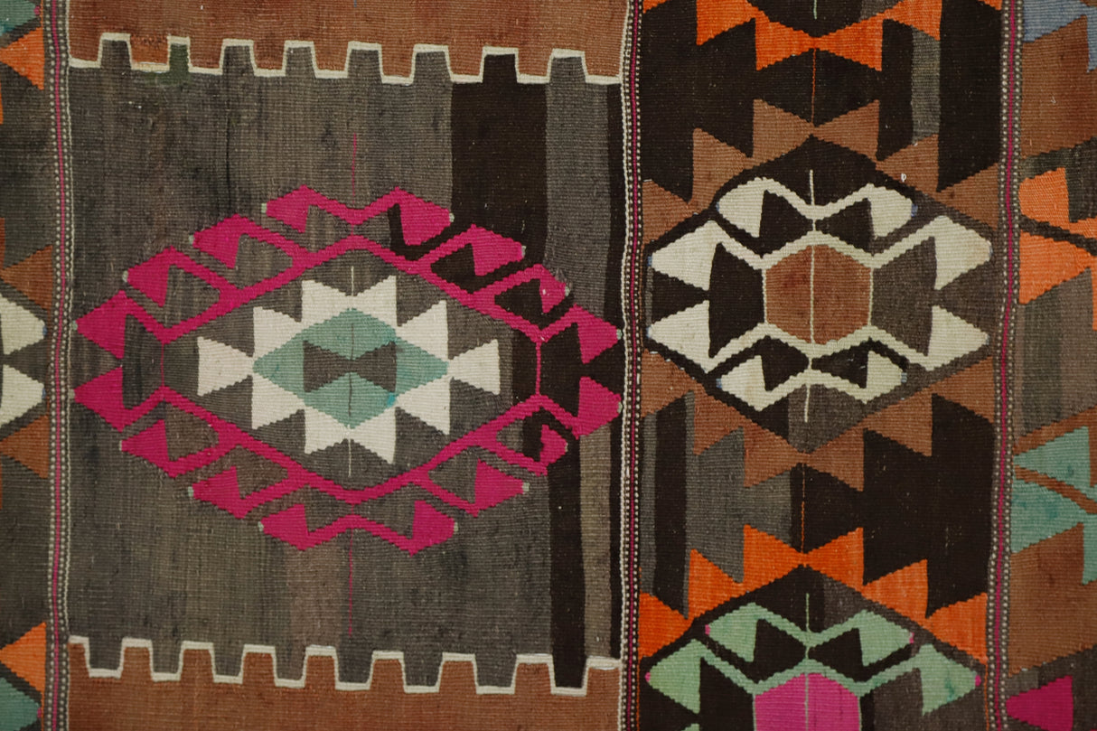 Eynehan / 5x9 Vintage Oriental Area Kilim Rug Close Up