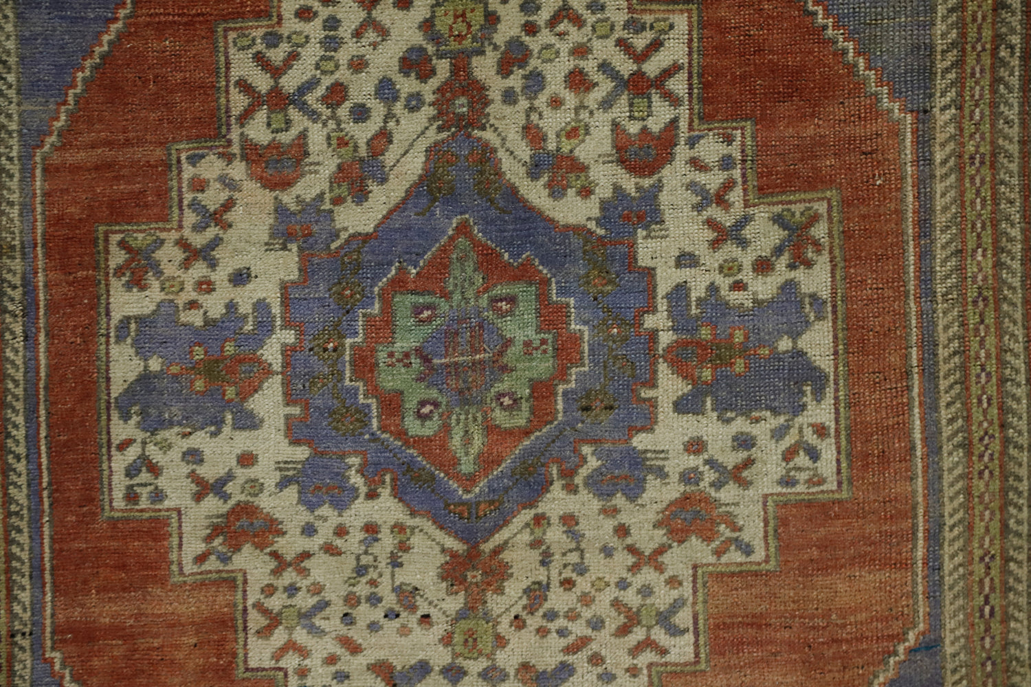 Guzelyurt / 5x9 Boho Wool Vintage Rug Close Up