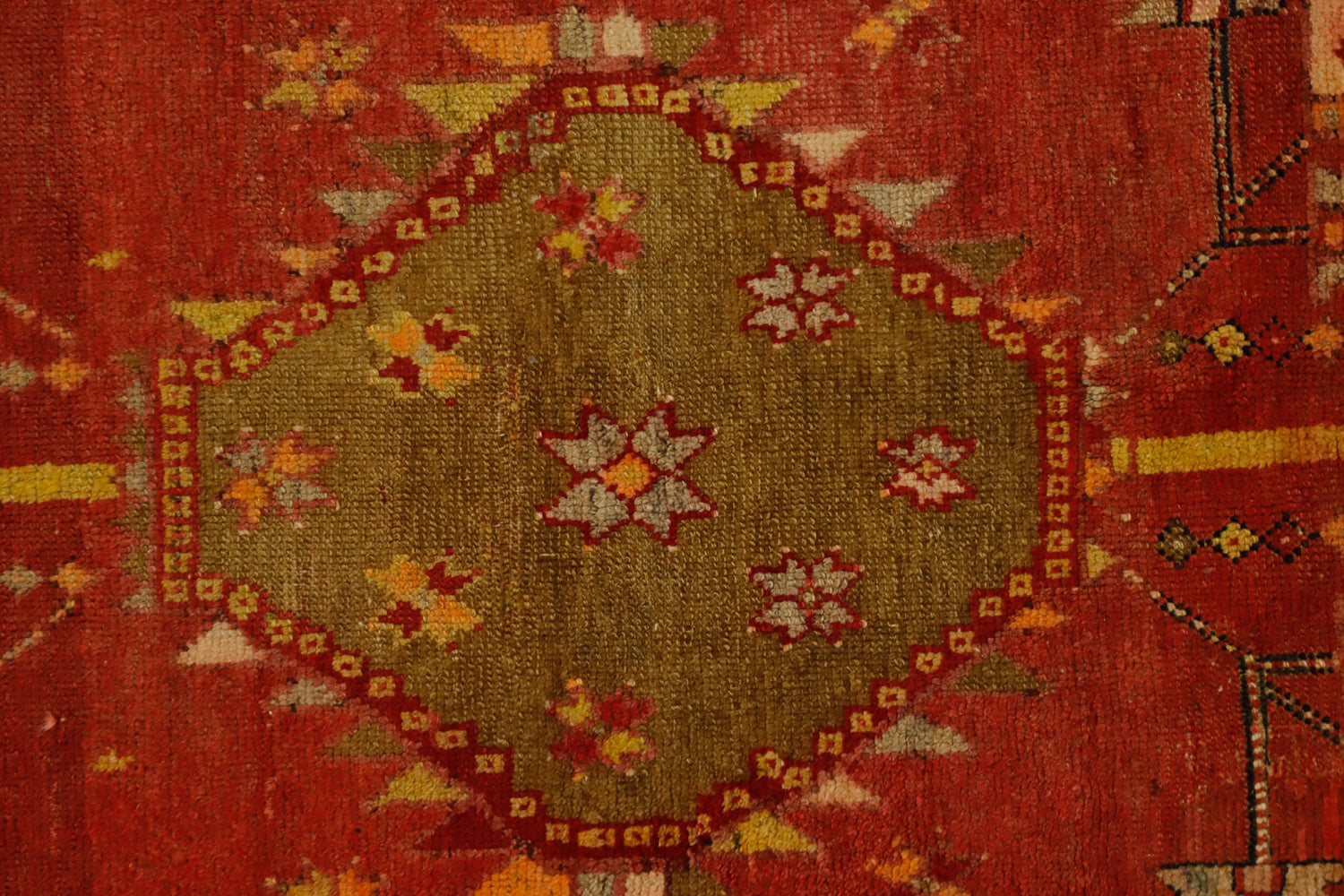 Menderes / 5x9 Antique Red Turkish Rug Close Up