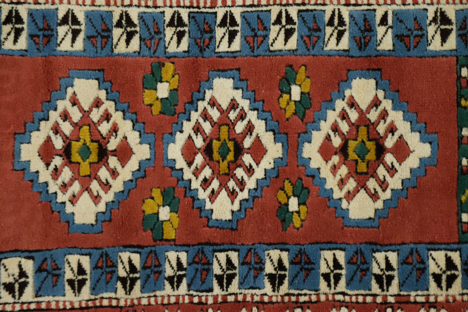 Meram / 3x4 Wool Turkish Boho Rug Close Up