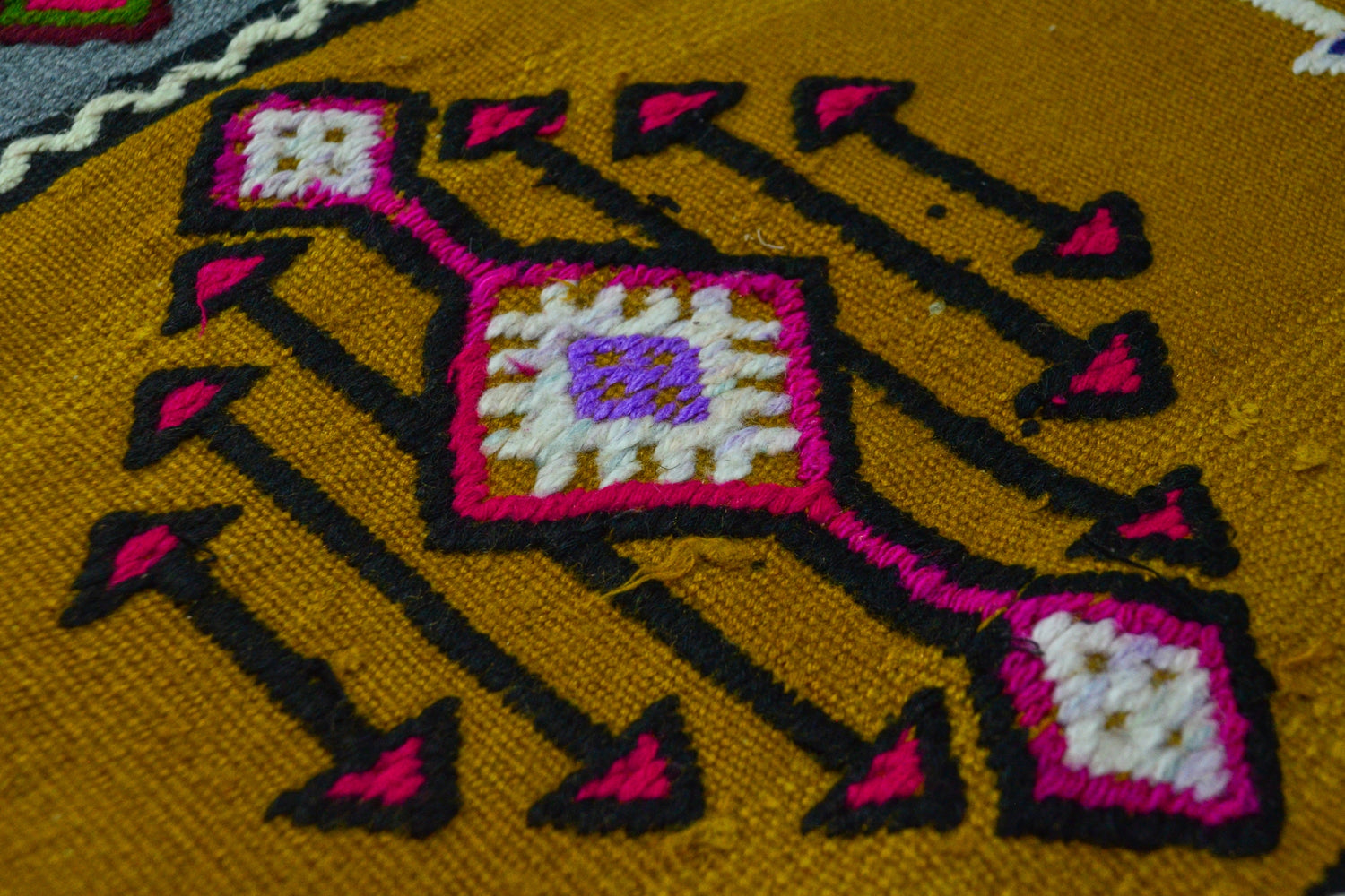 Turfullar / 3x7 Vintage Handmade Tribal Kilim Rug Detail