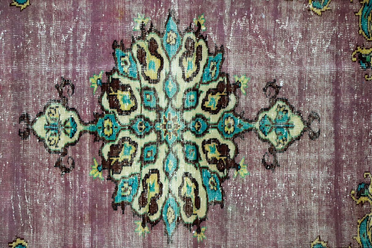 Uluborlu / 6x8 Vintage Turkish Area Rug Close Up