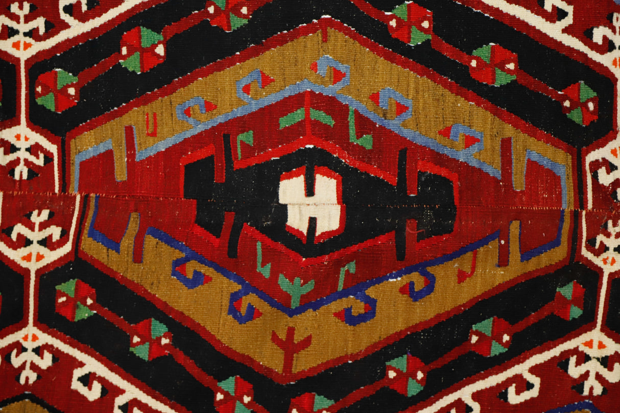 Yavi / 5x11 Oriental Vintage Wool Area Rug Close Up